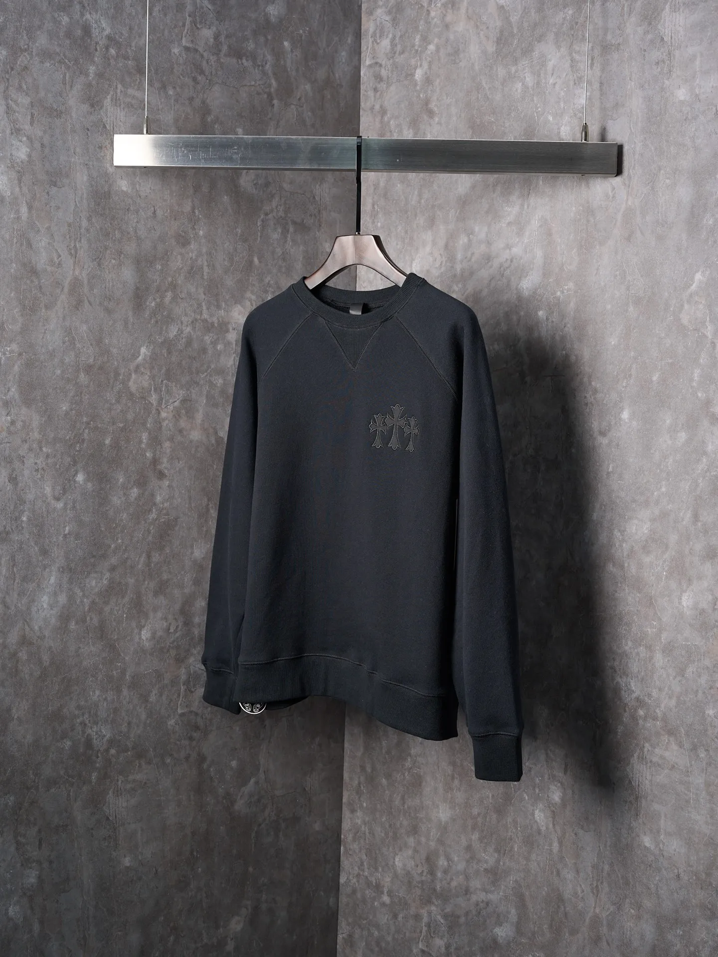 P400 price reduction [actual auction] Chrome Hearts/Ch cross logo patch embroidered round neck sweatshirt [ready in stock] S M L The logo iron plate sways slightly with the swing of the body, adding a sense of movement and vitality. It is unobtrusive but has an indescribable aura. It interprets the perfect blend of retro and luxury. It adopts imported machine appliqué embroidery technology and uses advanced computer control systems and precise mechanical components to realize the Chrome Hearts logo appliqué embroidery operation. It presents an embroidery effect with both clarity and three-dimensionality. The fabrics have been washed and have a better hand feel. They are not easy to deform, shrink or fade. Maintains long-lasting beauty with a loose fit